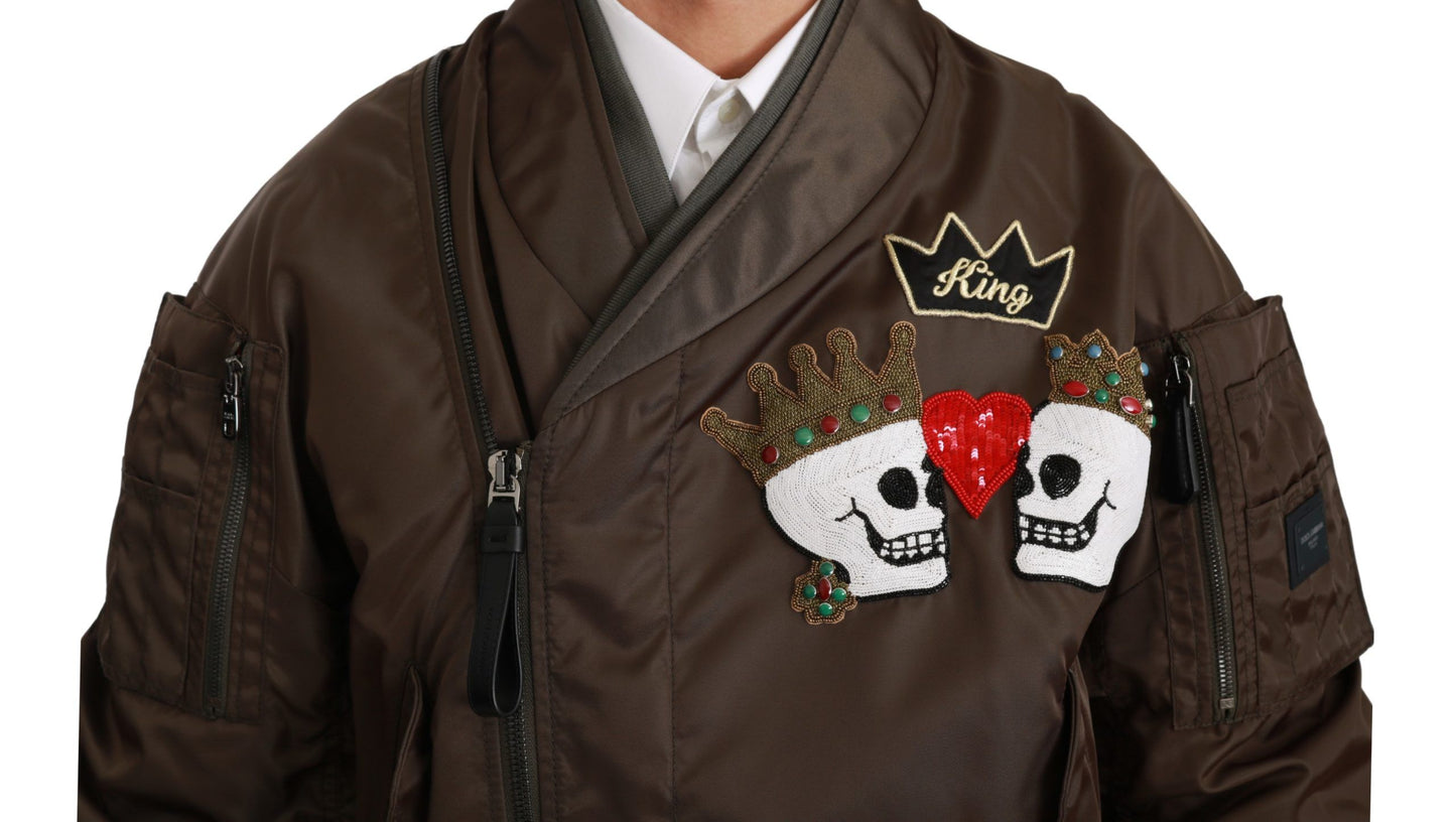 Chaqueta marrón con logo de calavera y corona de cuentas